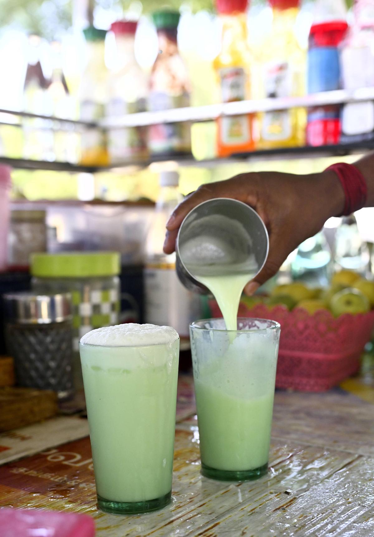 Madurai, Tamil Nadu, 24/03/2026. Nageshwari serve un delizioso sharbat al latte vicino a Maatuthavani, Madurai..Foto . Moorthy. G/ L'indù.