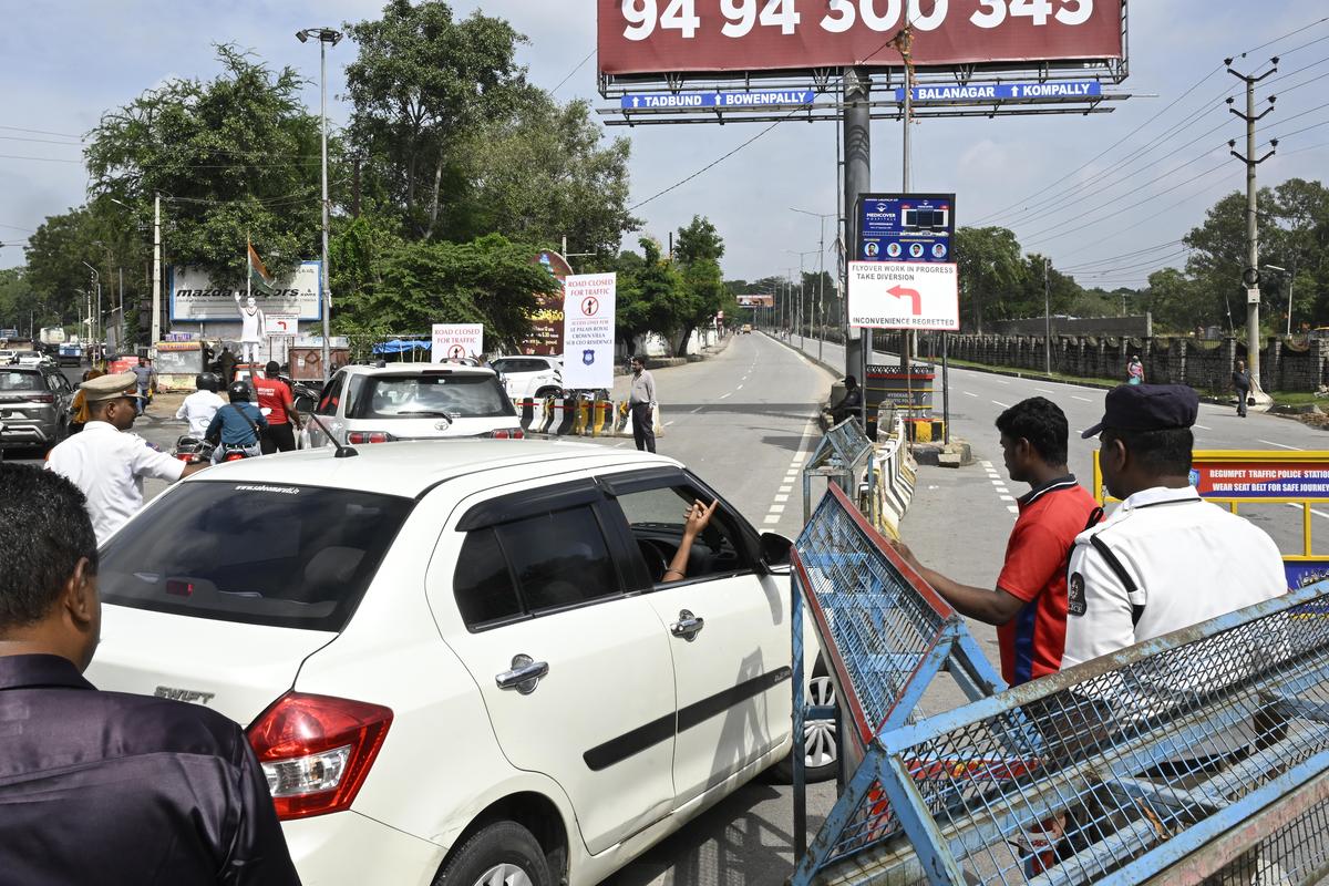 এলিভেটেড করিডোর নির্মাণ শুরু হওয়ার সাথে সাথে, হায়দ্রাবাদ ট্রাফিক পুলিশ যানবাহন নিয়ন্ত্রণ করে এবং প্যারাডাইস ফ্লাইওভারের কাছে কয়েকটি পয়েন্টে প্রবেশে বাধা দেয়। এলিভেটেড করিডোর নির্মাণ শুরু হওয়ার সাথে সাথে, হায়দ্রাবাদ ট্রাফিক পুলিশ যানবাহন নিয়ন্ত্রণ করে এবং প্যারাডাইস ফ্লাইওভারের কাছে কয়েকটি পয়েন্টে প্রবেশে বাধা দেয়।