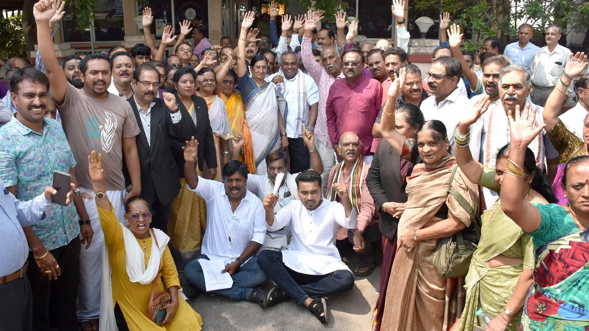 Brahmins stage protest in Mysuru over ‘sacred thread’ incident