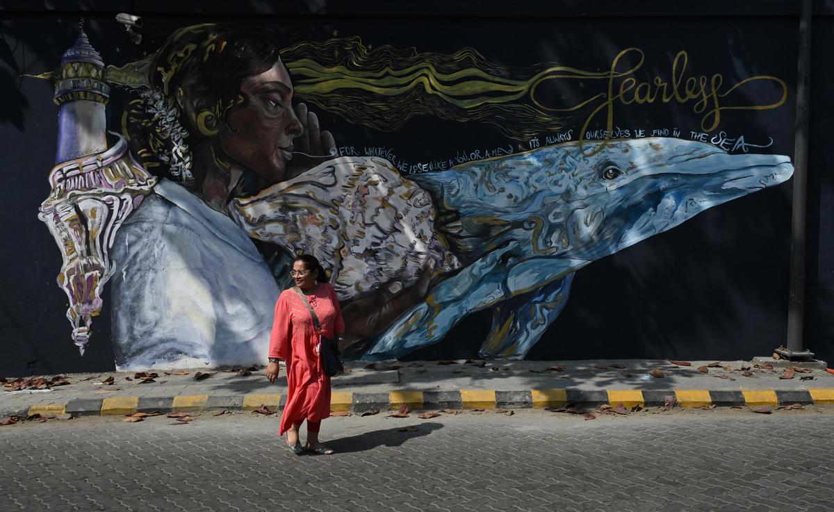 Il murale del Fearless Collective sull'edificio della Guardia Costiera indiana a Fort Kochi.