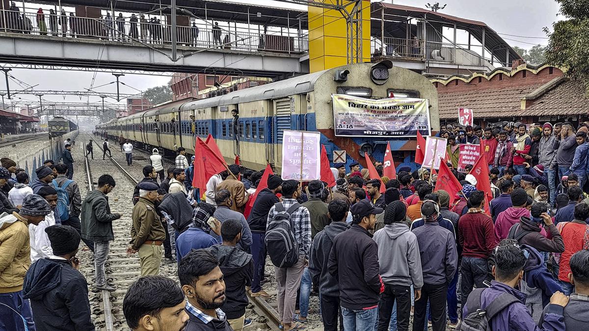 Congress, Left protest against police lathicharge on students in Patna