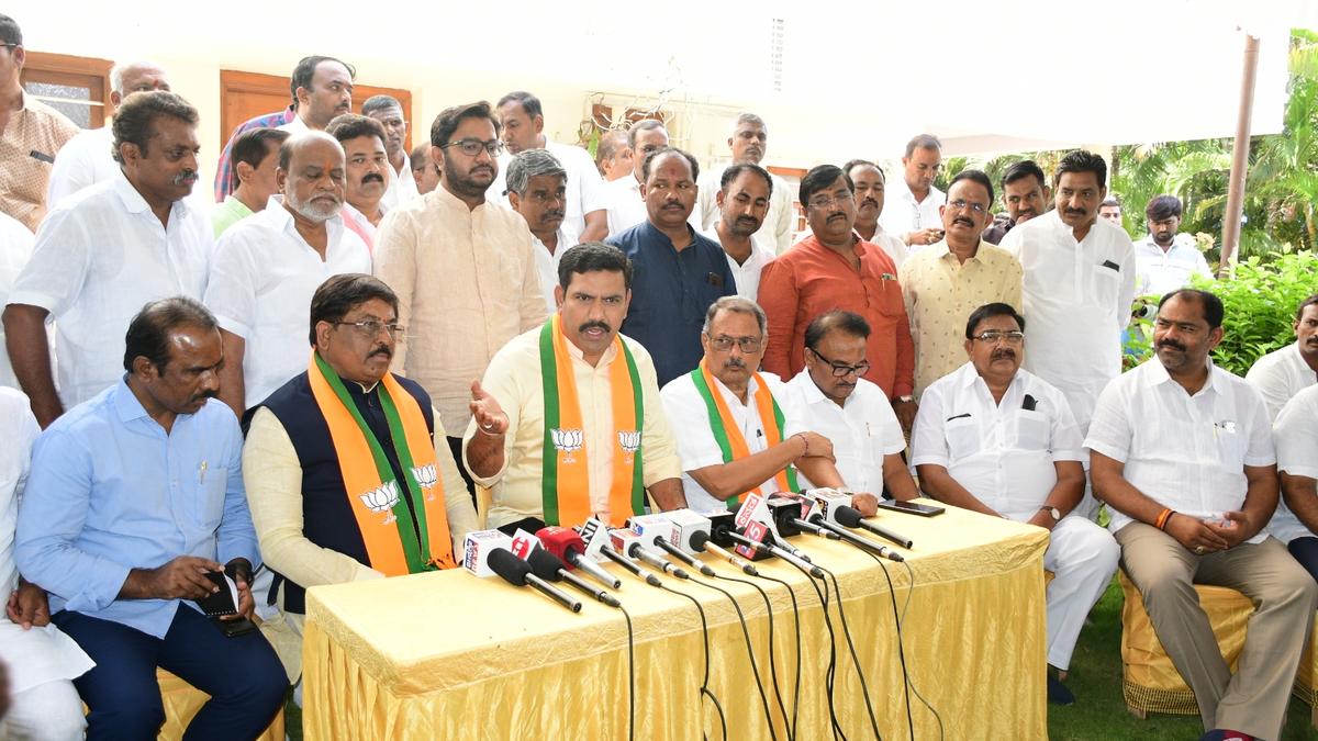 Suicide of Valmiki Corporation official: BJP demands resignation of ST Welfare Minister; wife of the deceased demands justice