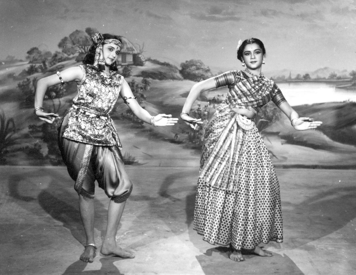 Lalitha and Padmini performing a dance sequence in Vedala Ulagam.