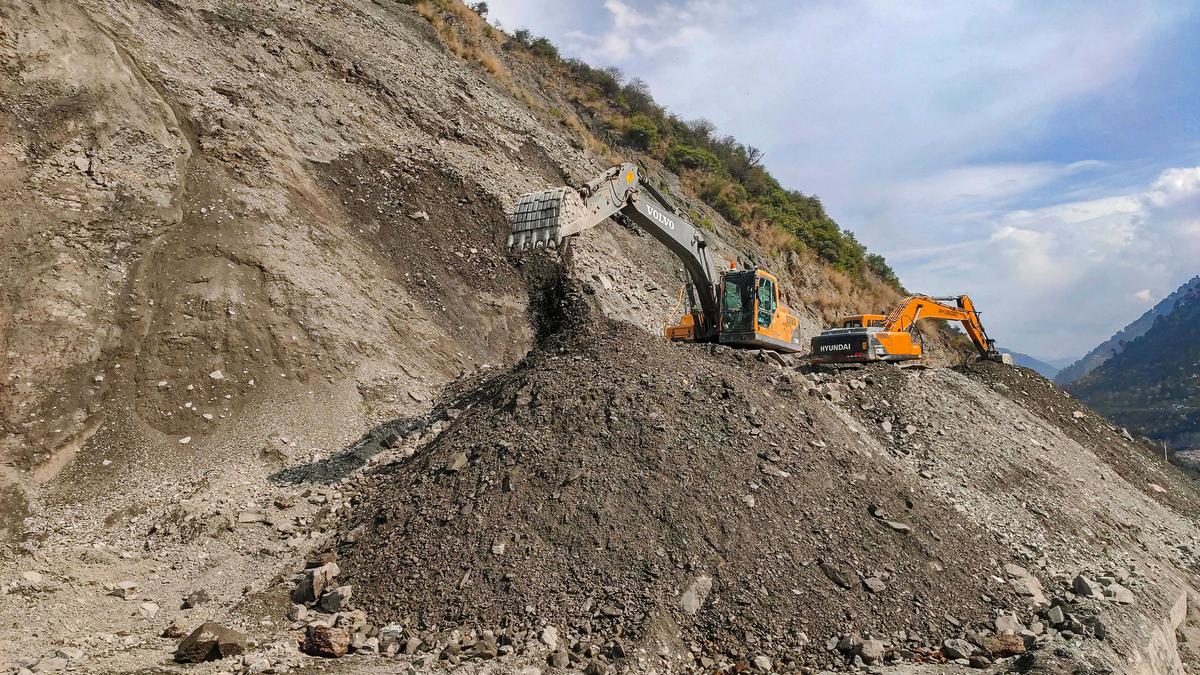 1 dead, 6 injured as massive landslide hits Jammu-Srinagar national highway
