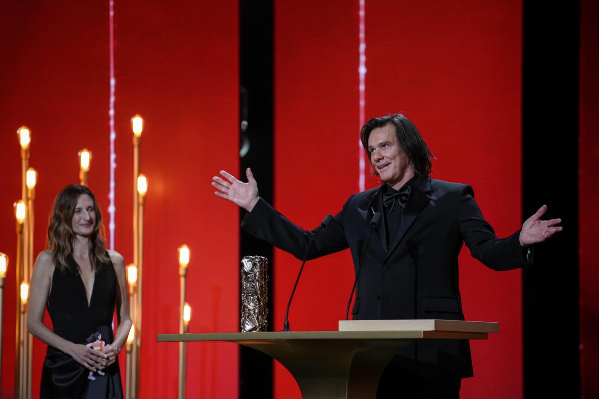 Jim Carrey tiene un discorso dopo aver ricevuto il premio Cesar onorario durante la cerimonia dei 51° Cesar Awards a Parigi