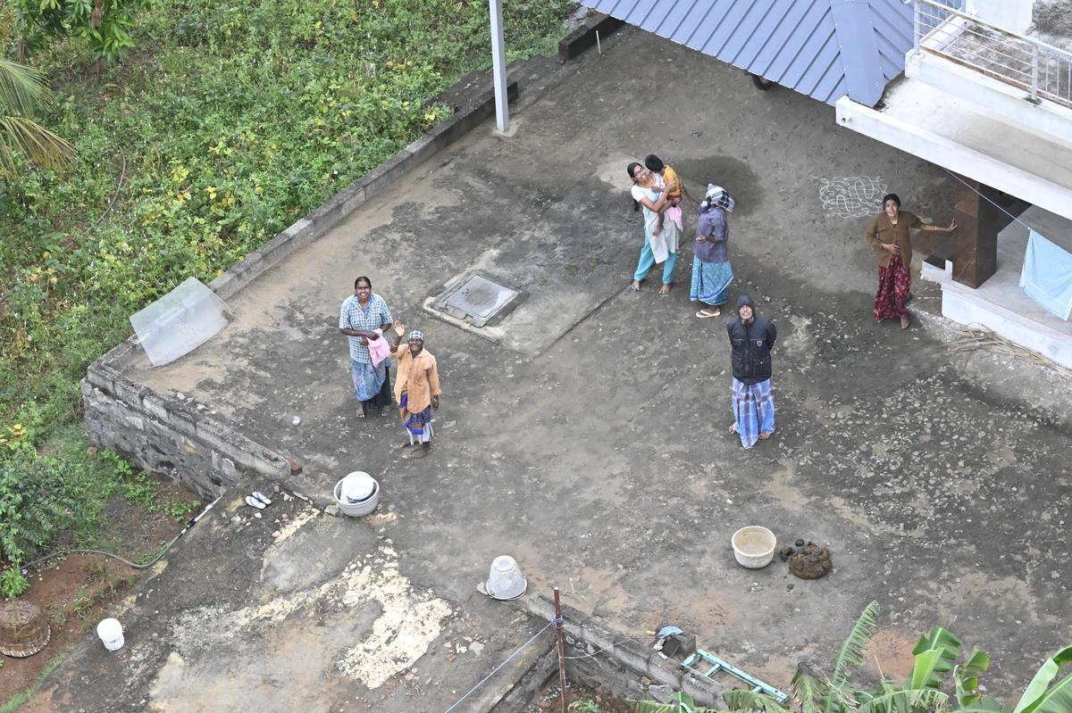 La gente nei villaggi vicino a Pollachi alza lo sguardo e saluta 