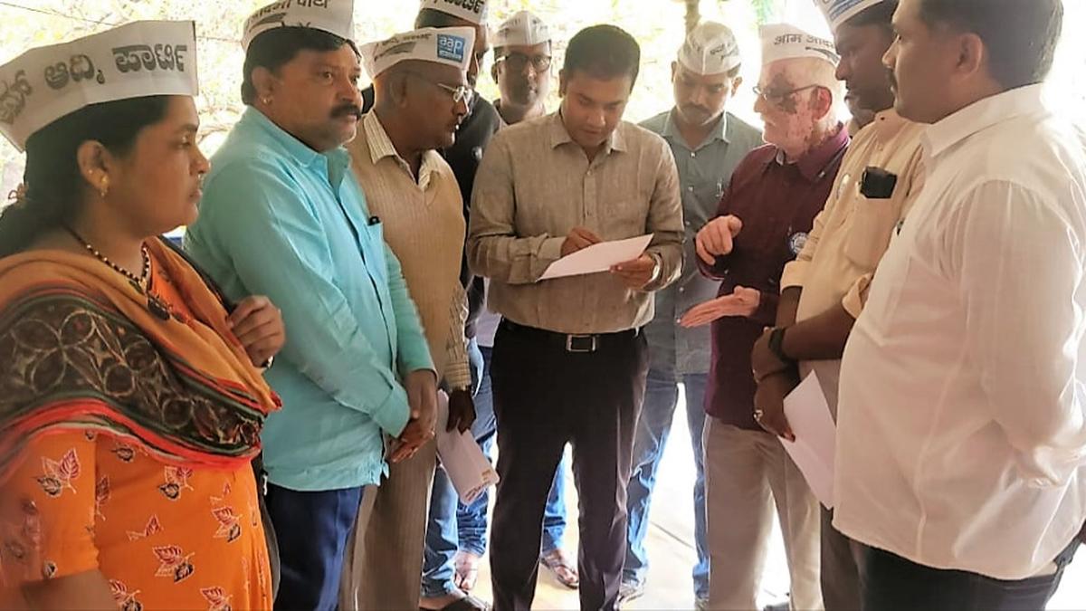 AAP delegation meets municipal commissioner over irregular water supply