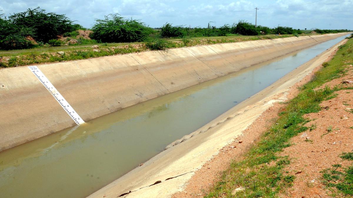 Tungabhadra Left Bank Canal breach leads to water loss in Koppal