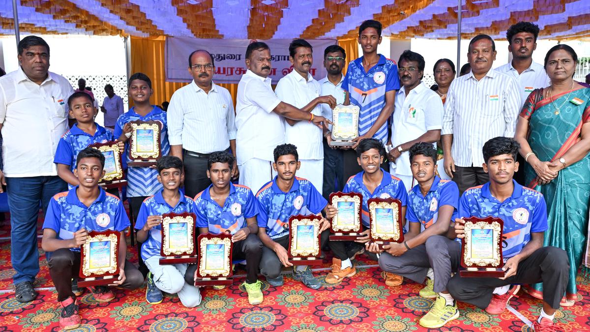 Deputy Mayor unfurls national flag at Madurai Corporation; honours two drivers for accident-free driving in 20 years with gold coins