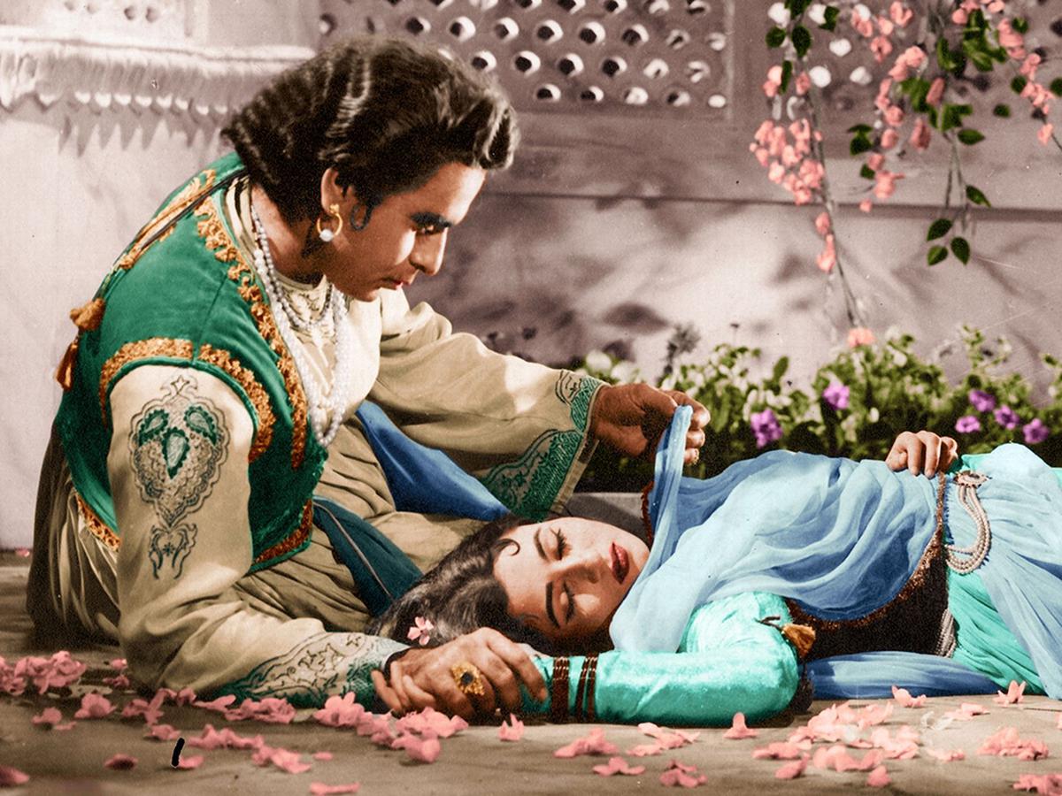 ‘Prem jogan ban ke’, the song sequence featuring Dilip Kumar and Madhubala in the film Mughal-e-Azam.
