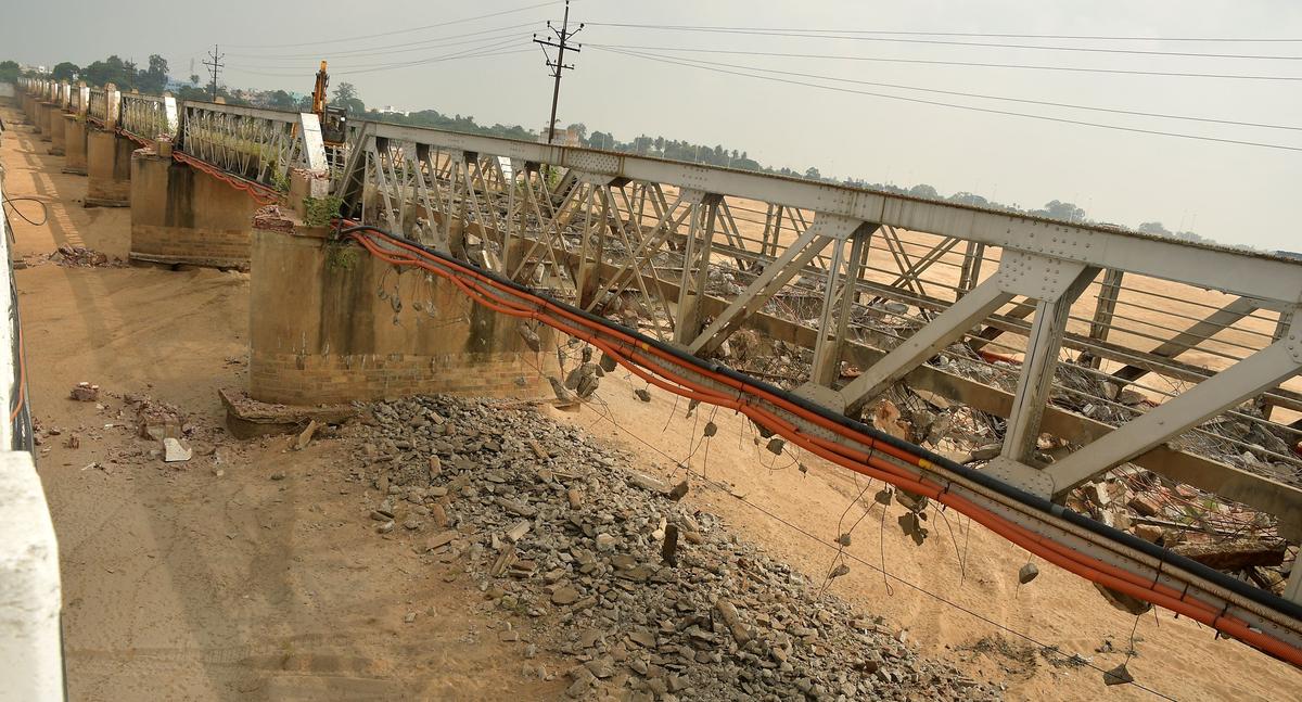 Demolition of old Kollidam bridge begins