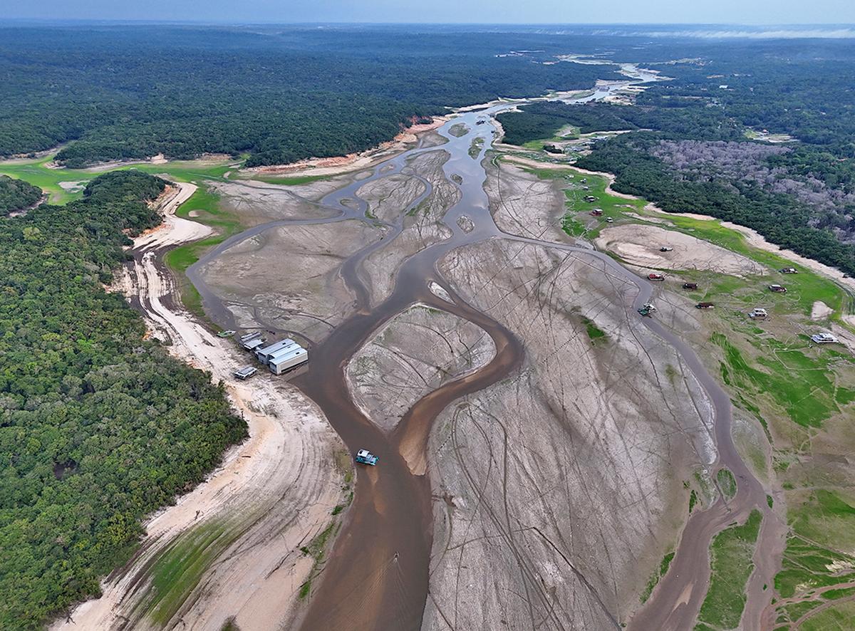 Pohled na drony ukazuje suché lůžko řeky Taruma Acu, přítok Rio Negro během nejhoršího zaznamenaného sucha poblíž Manaus, Amazonas State, Brazílie, 16. října 2024. Pohled na drony ukazuje suché lůžko řeky Taruma Acu, přítok Rio Negro během nejhoršího zaznamenaného sucha poblíž Manaus, Amazonas State, Brazílie, 16. října 2024.