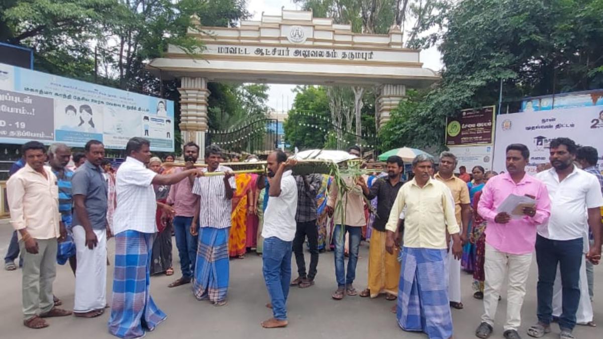 Residents of Irumathur Panchayat in Dharmapuri protest against alleged encroachment of graveyard