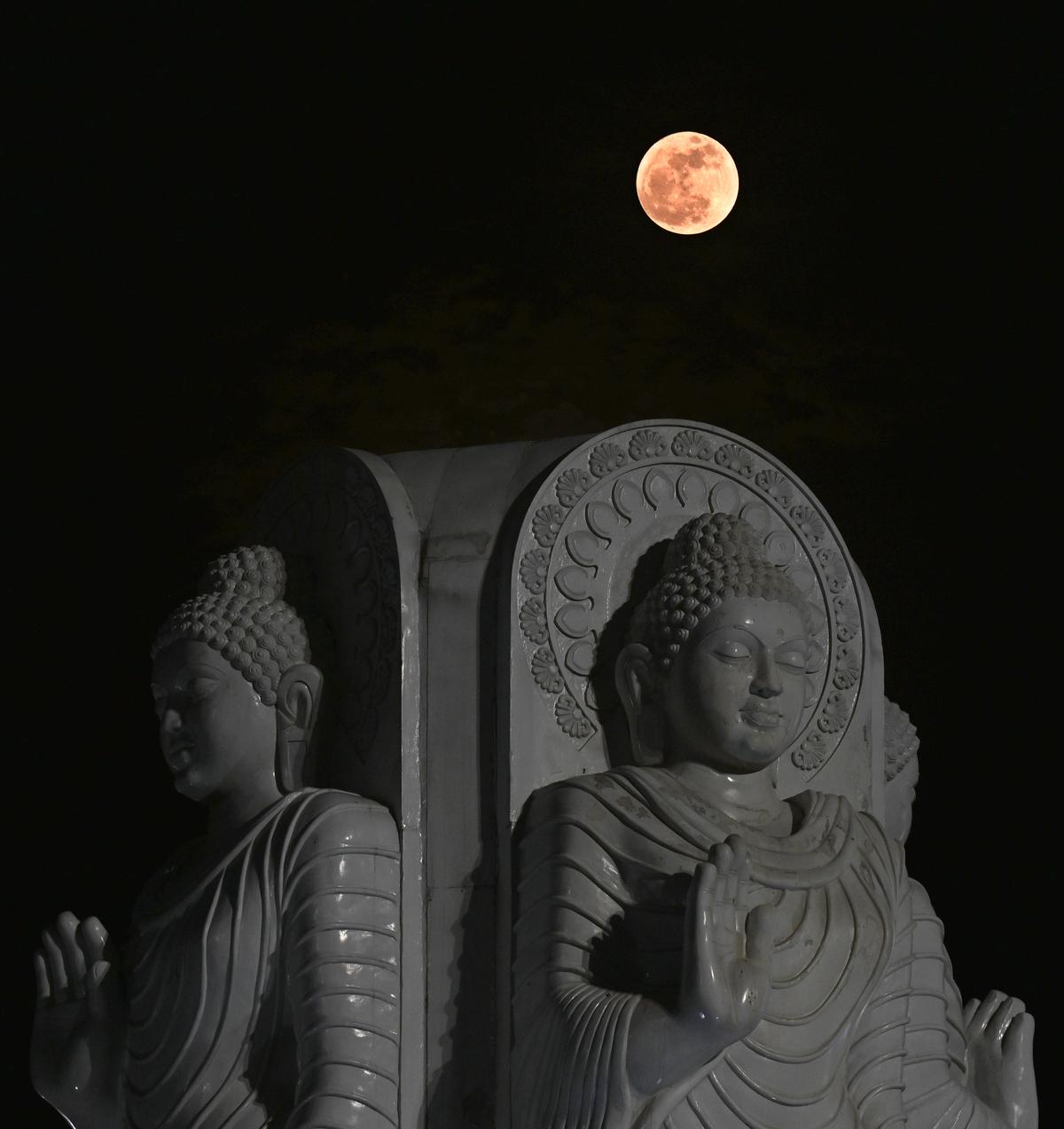 Bangkit Moonrise di Purnima Buddha di patung Buddha di Lucknow 