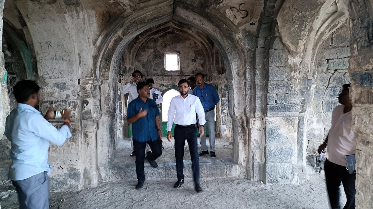 DC visits Raichur fort to assess infrastructure needed to attract tourists