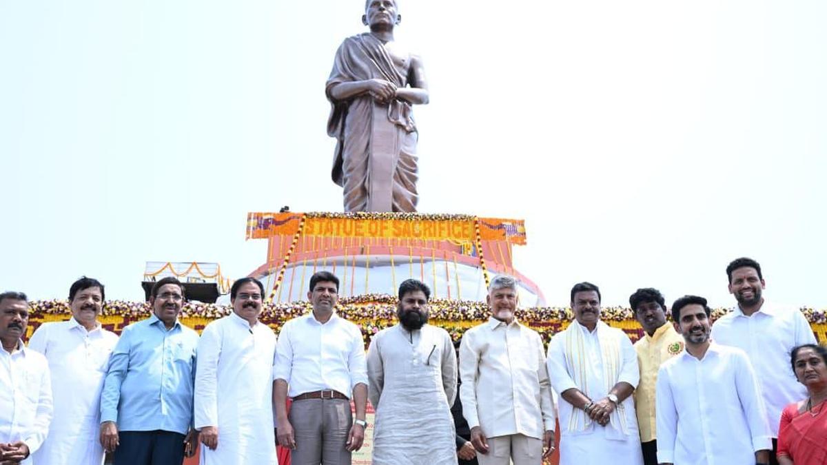 Chandrababu Naidu inaugurates Potti Sriramulu statue in Amaravati