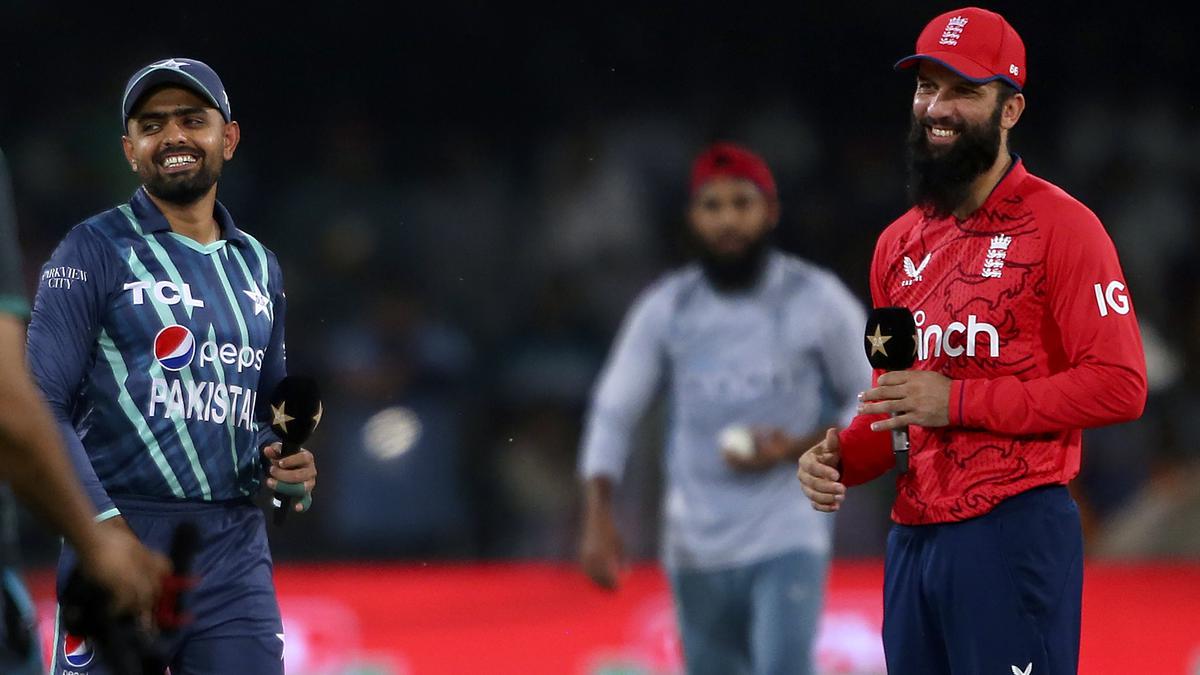 England crush Pakistan in seventh T20, wins series 4-3