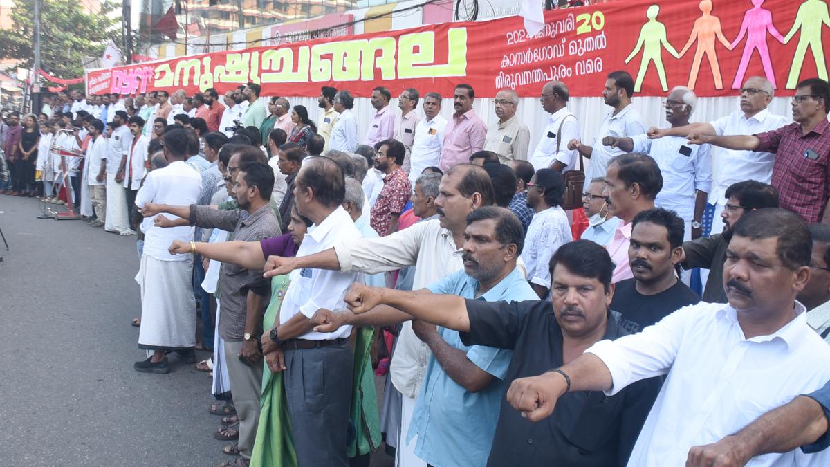 Thousands participate in DYFI’s human chain in Kozhikode