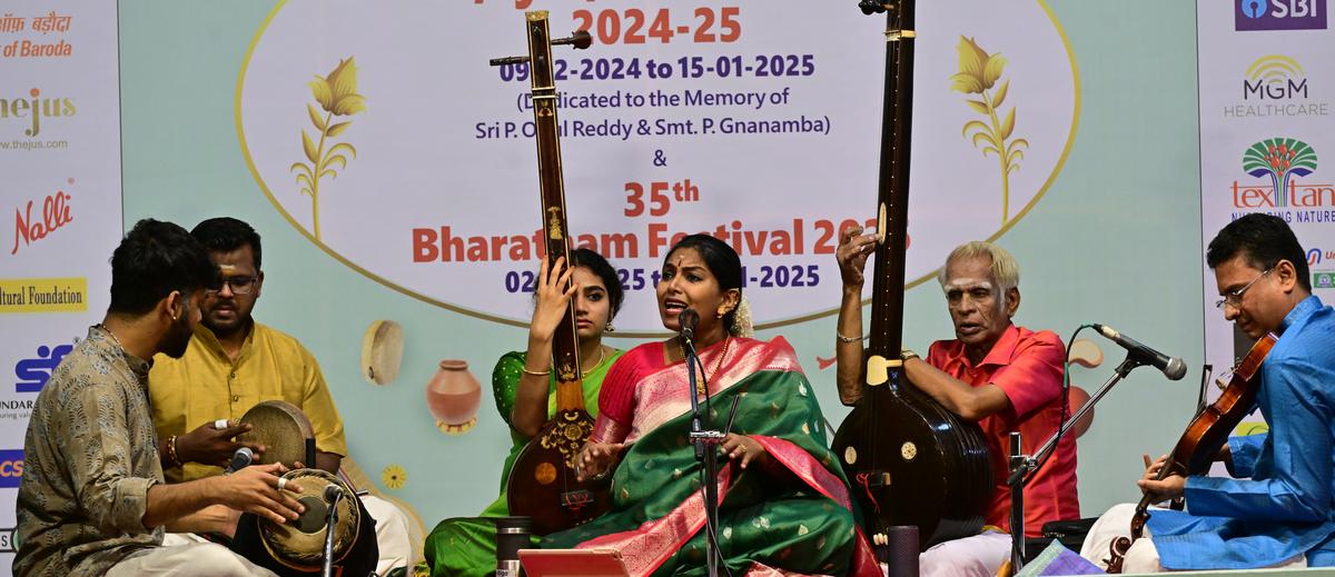 Bombay R. Brinda Manikavasakan with Madhavan (violin), Sumesh Narayanan (mridangam), Sunil Kumar (kanjira).