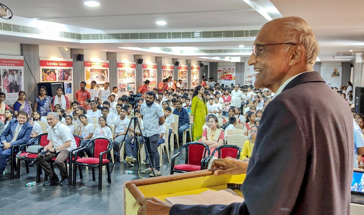 विश्व फोटोग्राफी दिवस के हिस्से के रूप में विशाखापत्तनम में छात्रों के साथ बातचीत के दौरान फोटोग्राफर अशोक कंडिमल्ला। विश्व फोटोग्राफी दिवस के हिस्से के रूप में विशाखापत्तनम में छात्रों के साथ बातचीत के दौरान फोटोग्राफर अशोक कंडिमल्ला।