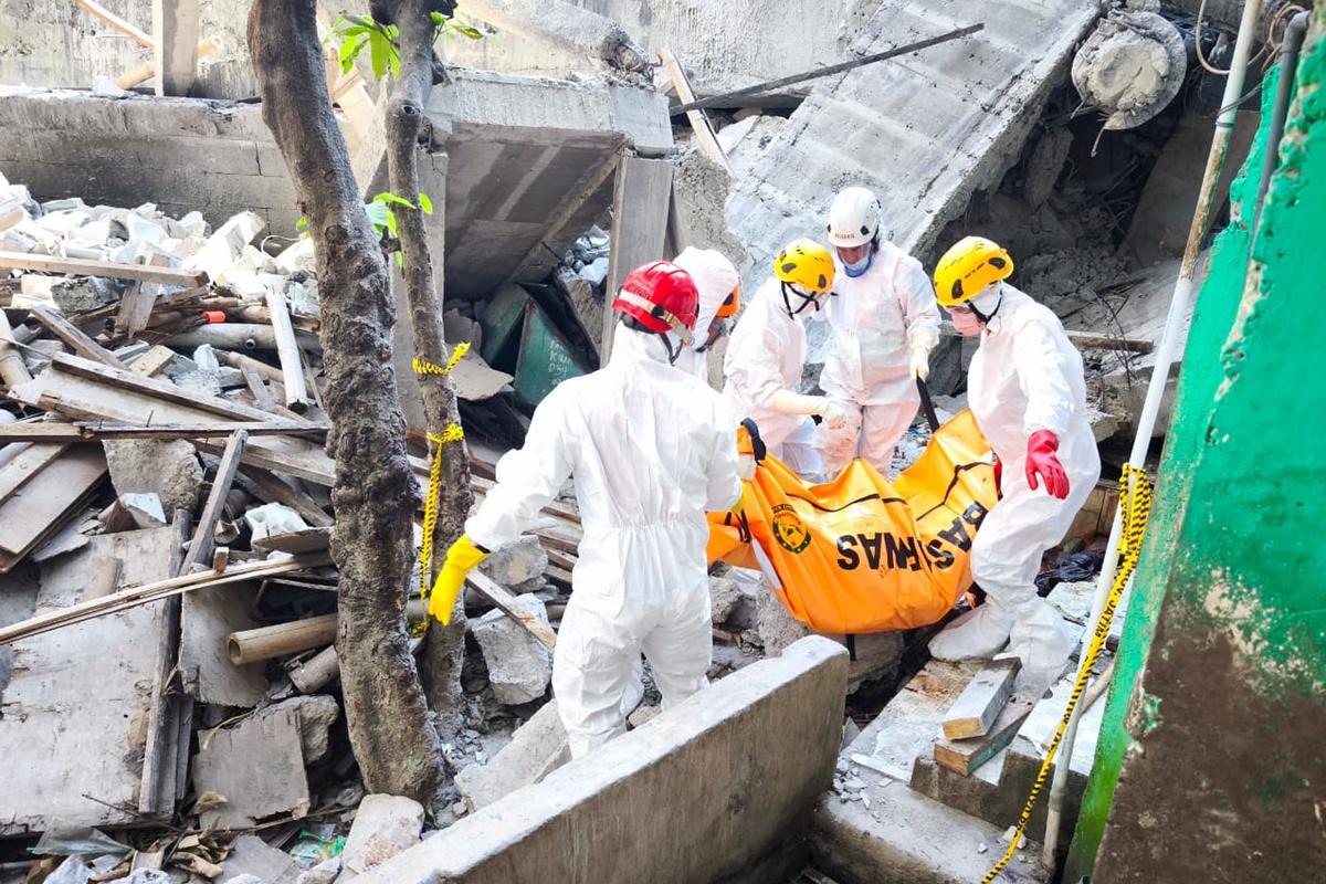 In this photo released by the Indonesian National Search and Rescue Agency (BASARNAS), rescuers carry the body of a victim of a collapsed building at an Islamic boarding school in Sidoarjo, East Java, Indonesia October 3, 2025. Photo: BASARNAS via AP