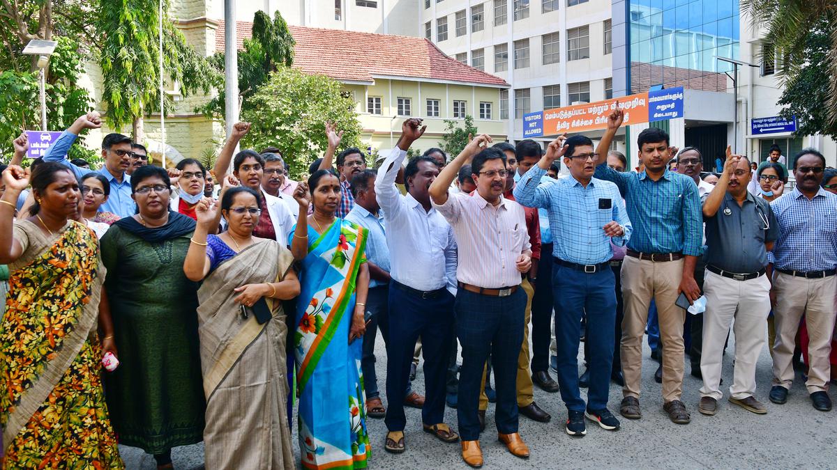 Government doctors stage dharna in Coimbatore demanding dismissal of Madurai City Health Officer