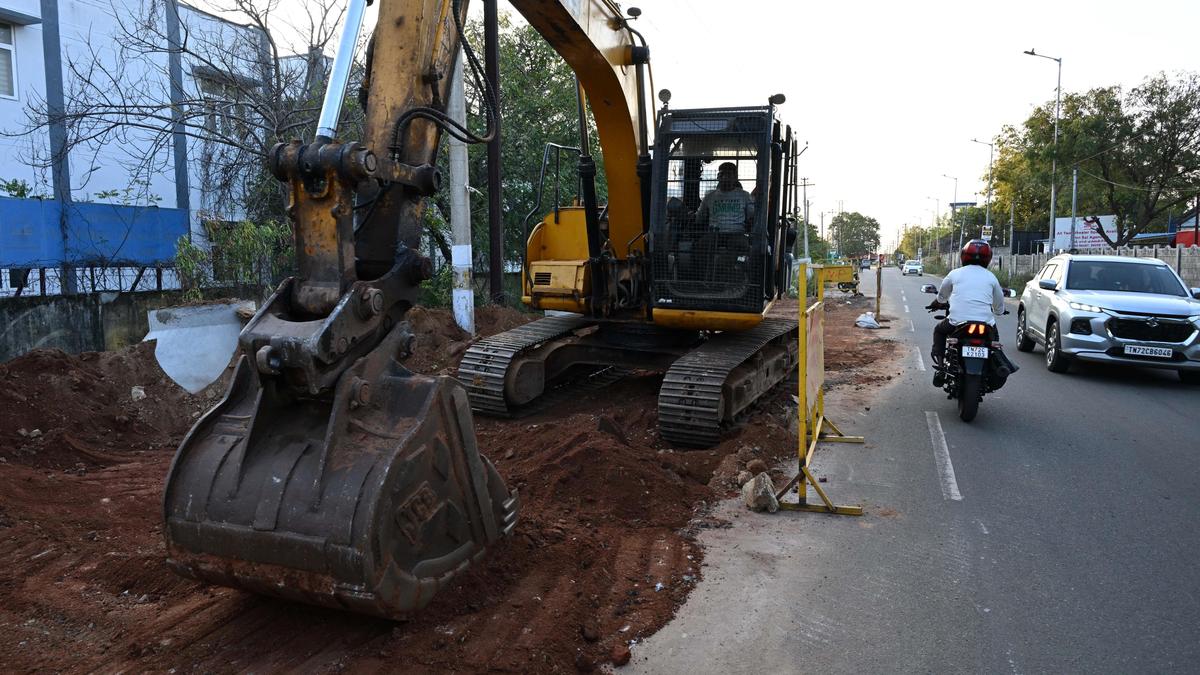 Utter darkness envelops busy road next to Tirunelveli counting centre during night