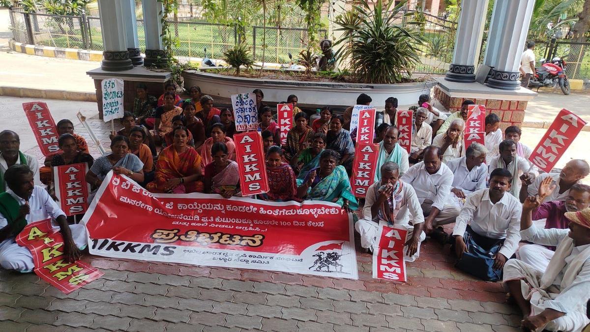 Farm workers stage protest seeking work for 100 days under job scheme