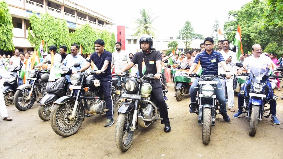 Parvatipuram-Manyam Collector urges public to hoist flags at home