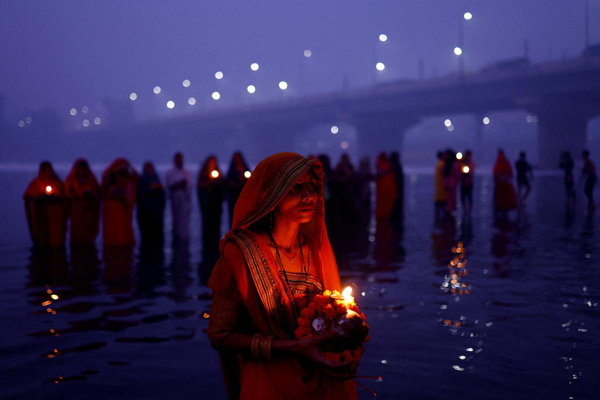 छठ पूजा के दौरान अनुष्ठान करती महिलाएं।      