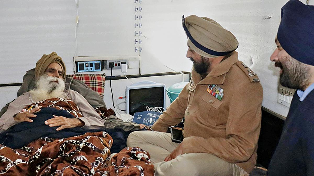 Medical aid to Dallewal stopped as doctors unable to find veins for intravenous drip: Farmer bodies