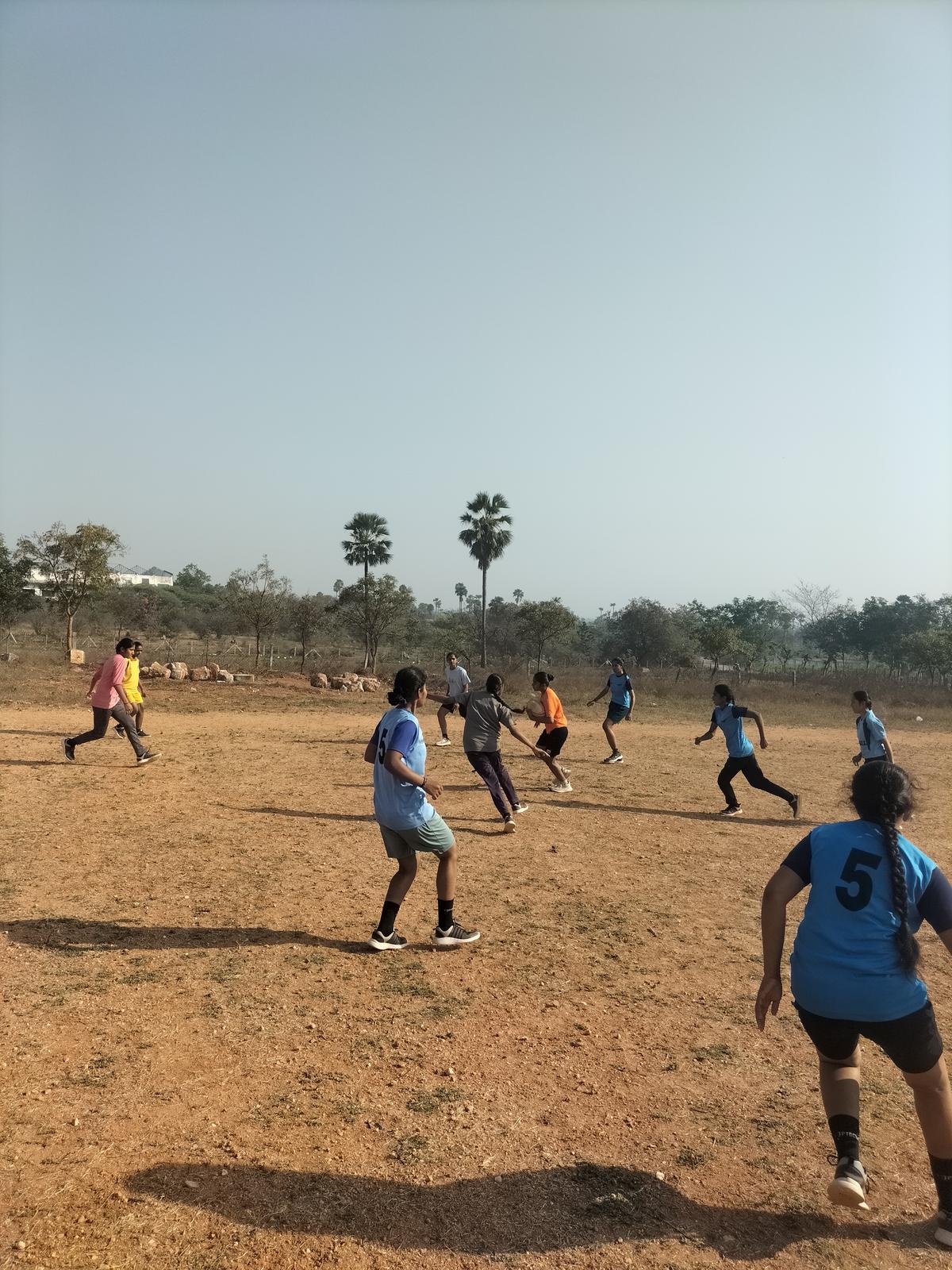 लीग मैच की तैयारी