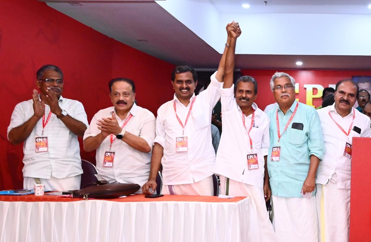 Vk Santosh Kumar, jaunievēlētais Indijas komunistiskās partijas Kottayam rajona sekretārs, svētdien rajona konferences pēdējā sesijā Vaikomā sveic partijas darbiniekus kopā ar aizejošo sekretāru VB Binu. 