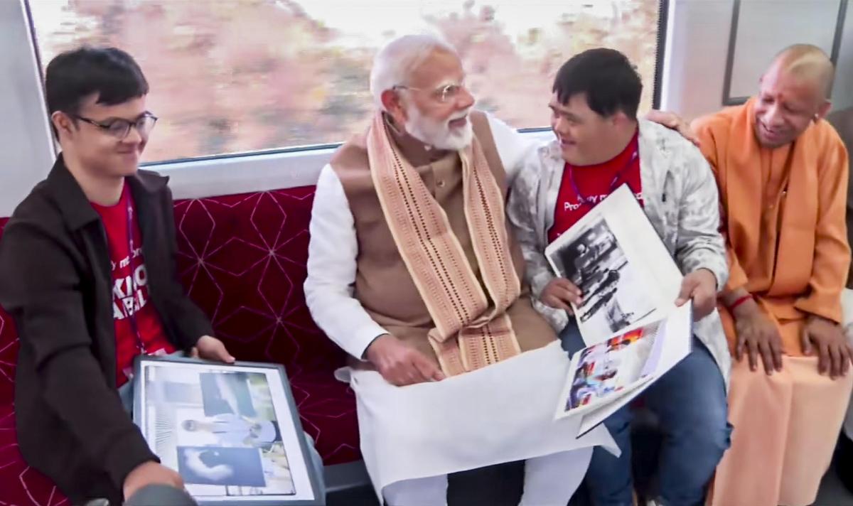 Il primo ministro Narendra Modi con il primo ministro dell'Uttar Pradesh Yogi Adityanath durante la cerimonia di chiusura del treno Namo Bharat e dei servizi della metropolitana Meerut. Foto: YouTube/@NarendraModi tramite PTI. Il primo ministro Narendra Modi con il primo ministro dell'Uttar Pradesh Yogi Adityanath durante la cerimonia di chiusura del treno Namo Bharat e dei servizi della metropolitana Meerut. Foto: YouTube/@NarendraModi tramite PTI.