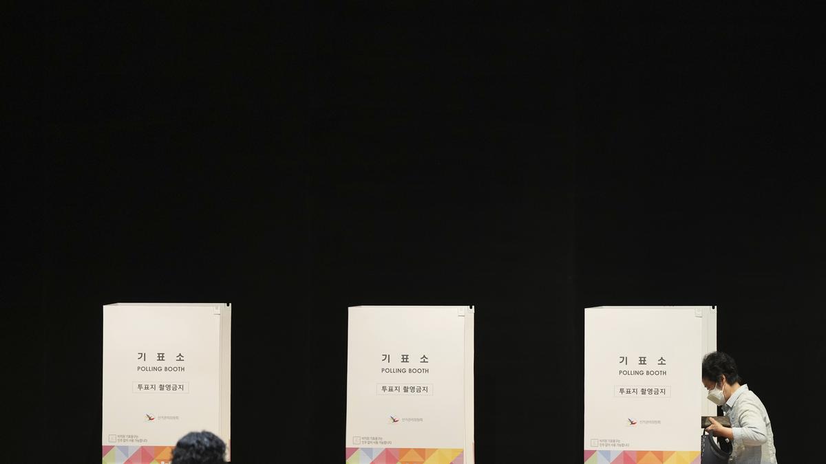 Early voting ends for South Korea election triggered by martial law