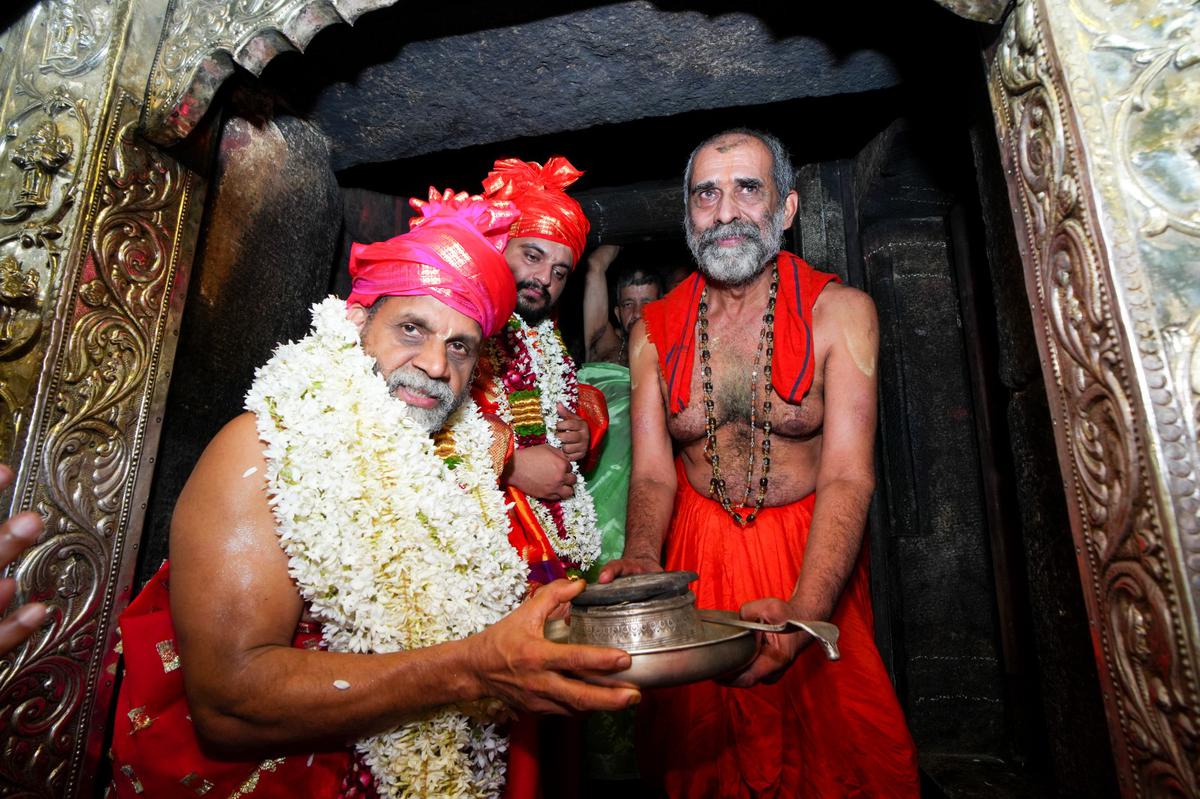 The senior seer of Udupi Admar Mutt Vishwapriya Tirtha hands over the “Akshaya Patra” (a vessel which would keep feeding forever) and a “sattuga” (ladle) to senior seer of Puthige Mutt Sugunendra Tirtha, during the fourth Paryaya of Puthige seer at Sri Krishna Mutt in Udupi on January 18, 2024.
