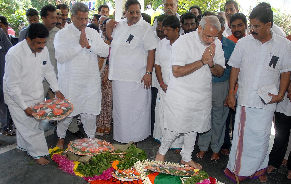 Then Gujarat Chief Minister and BJP senior leader Narendra Modi (second from right) paying homage to deceased BJP leader Jana Krishnamurthy in Chennai on September 26, 2007