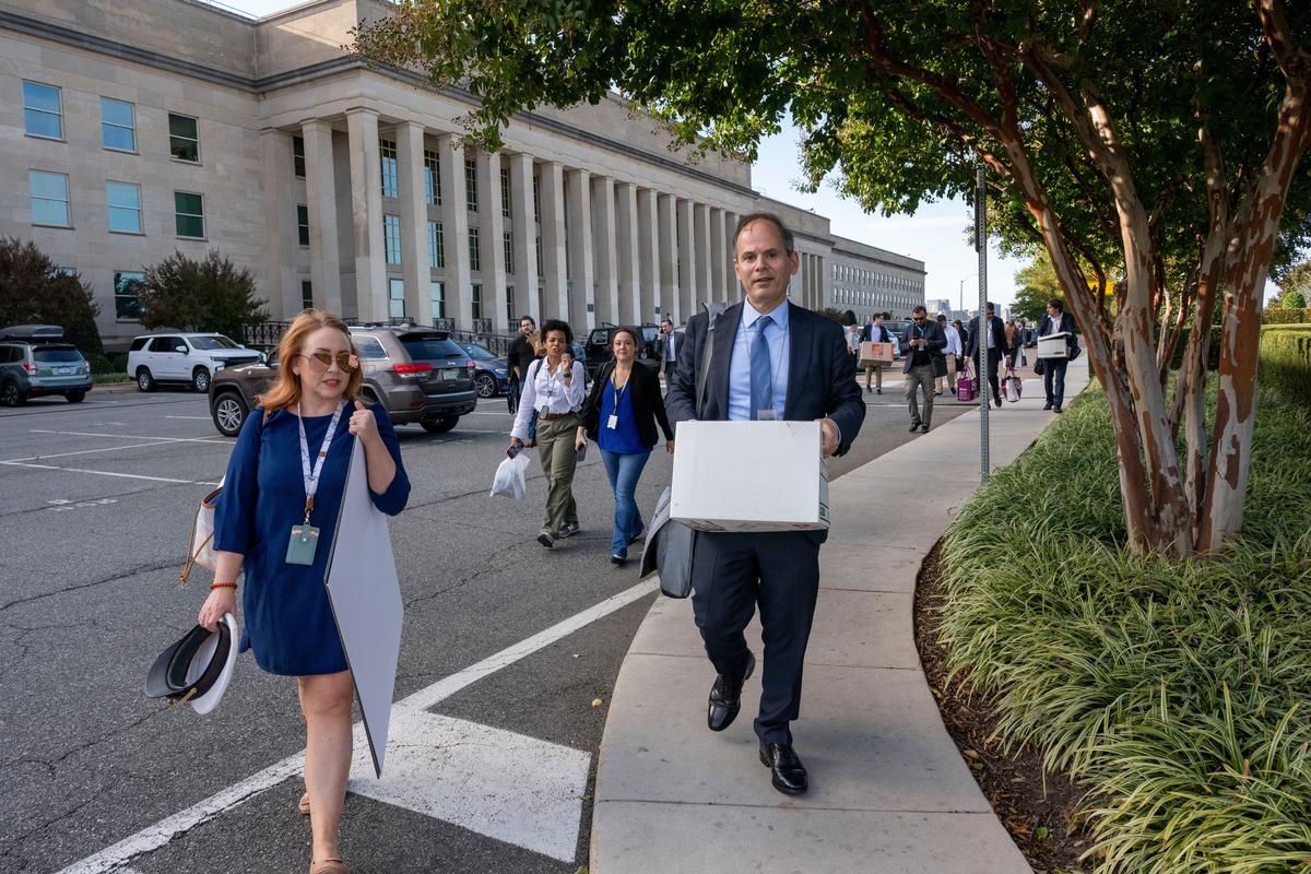 Members of the Pentagon press corp carry their belongings out of the Pentagon after turning in their press credentials, Wednesday, Oct. 15, 2025 in Washington. Members of the Pentagon press corp carry their belongings out of the Pentagon after turning in their press credentials, Wednesday, Oct. 15, 2025 in Washington.