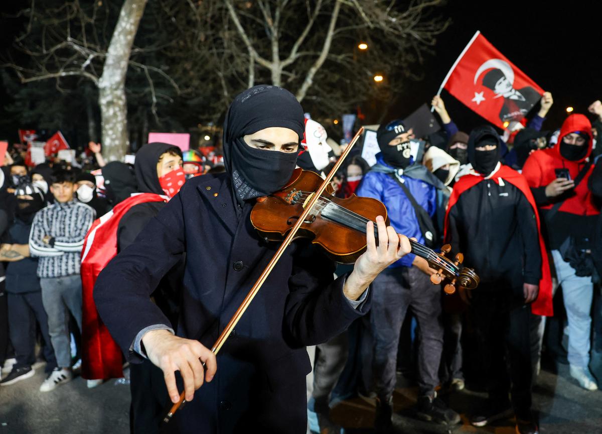 A person plays violin, as people take part in a protest against the arrest of Istanbul Mayor Ekrem Imamoglu as part of a corruption investigation, in Istanbul, Turkey, March 25, 2025. 