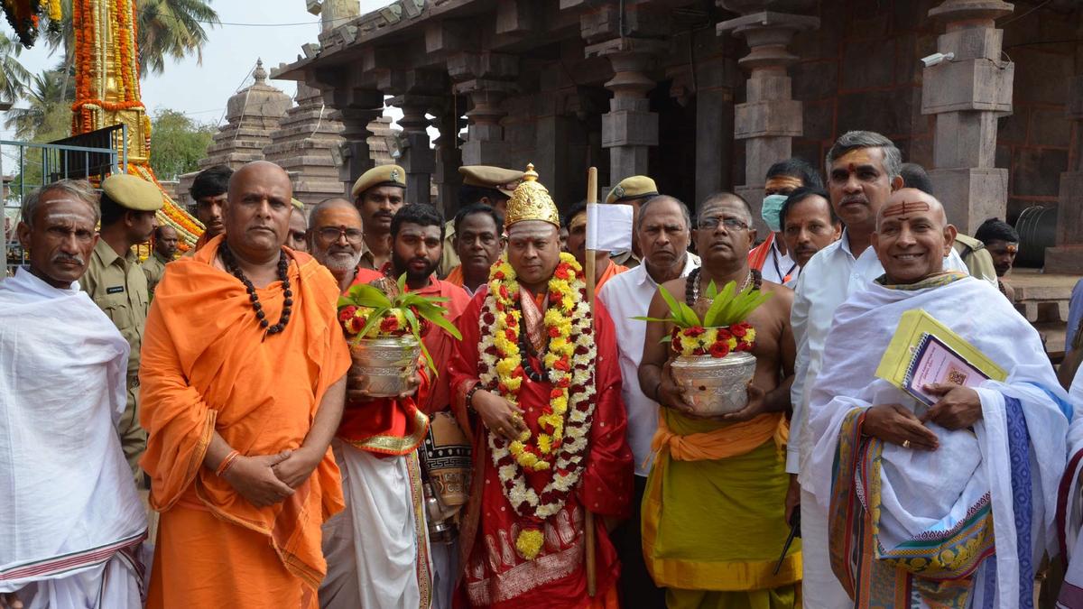 If leadership changes in Karnataka, next CM should be a Lingayat: Sri Saila swami