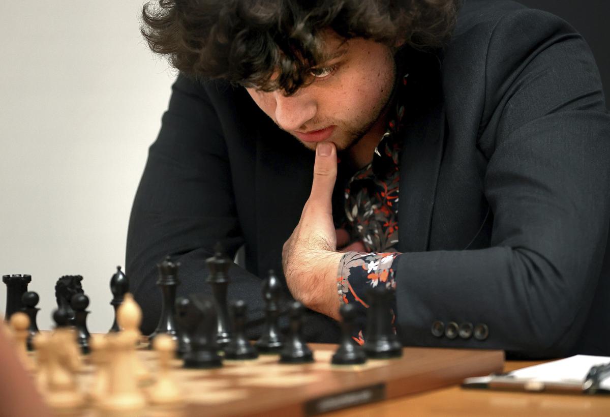 La star des échecs Hans Niemann porte plainte pour tricherie