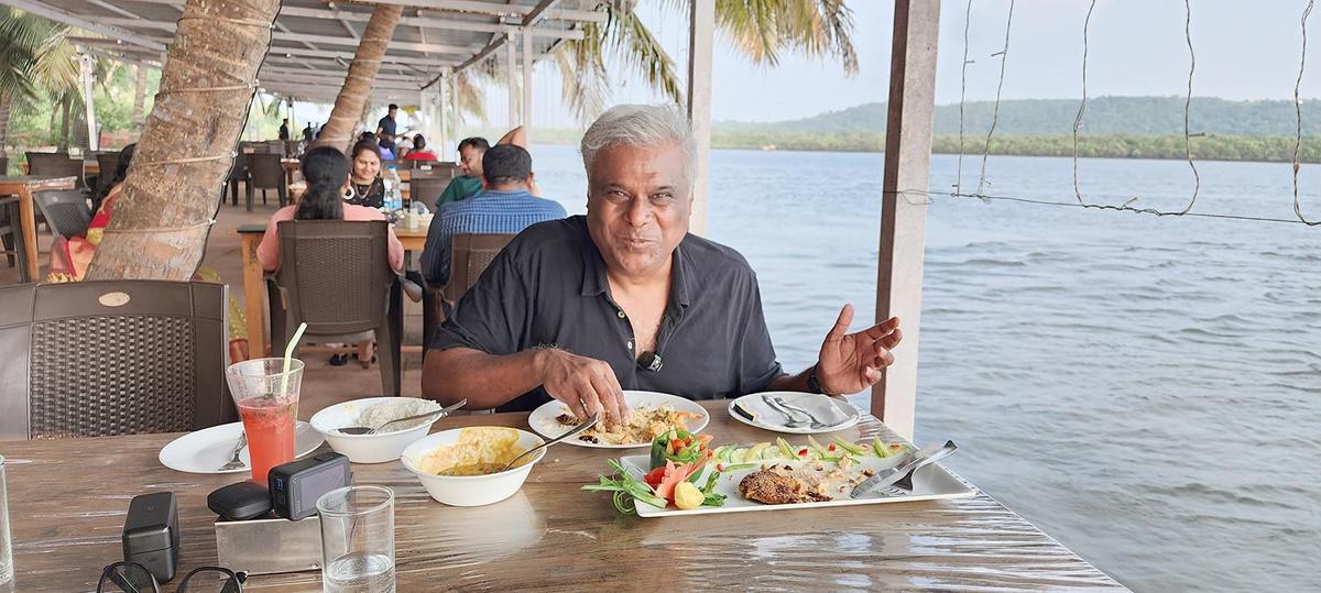 Ashish è anche un appassionato vlogger di cibo e viaggi.
