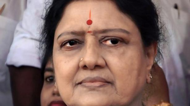 Sasikala stages protest at toll plaza on Tiruchi-Thanjavur highway