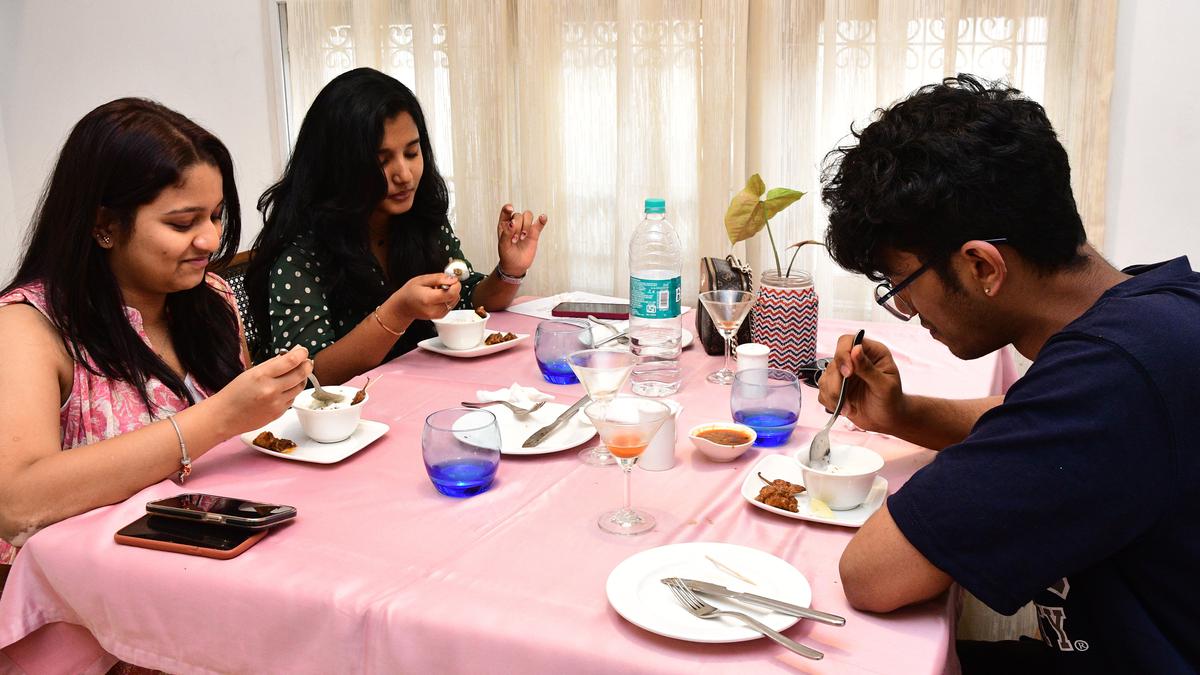 Chettinad Canteen in Coimbatore lays out ‘kavanarisi appam’, ‘kuzhi paniyaram’, ‘bun parotta’ and more