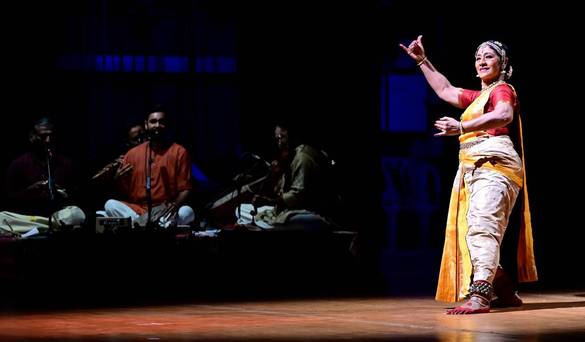 मीनाक्षी चितरंजन अश्वथ नारायणन के गायन के साथ 'गुरुगुहो जयति' प्रस्तुत कर रही हैं।