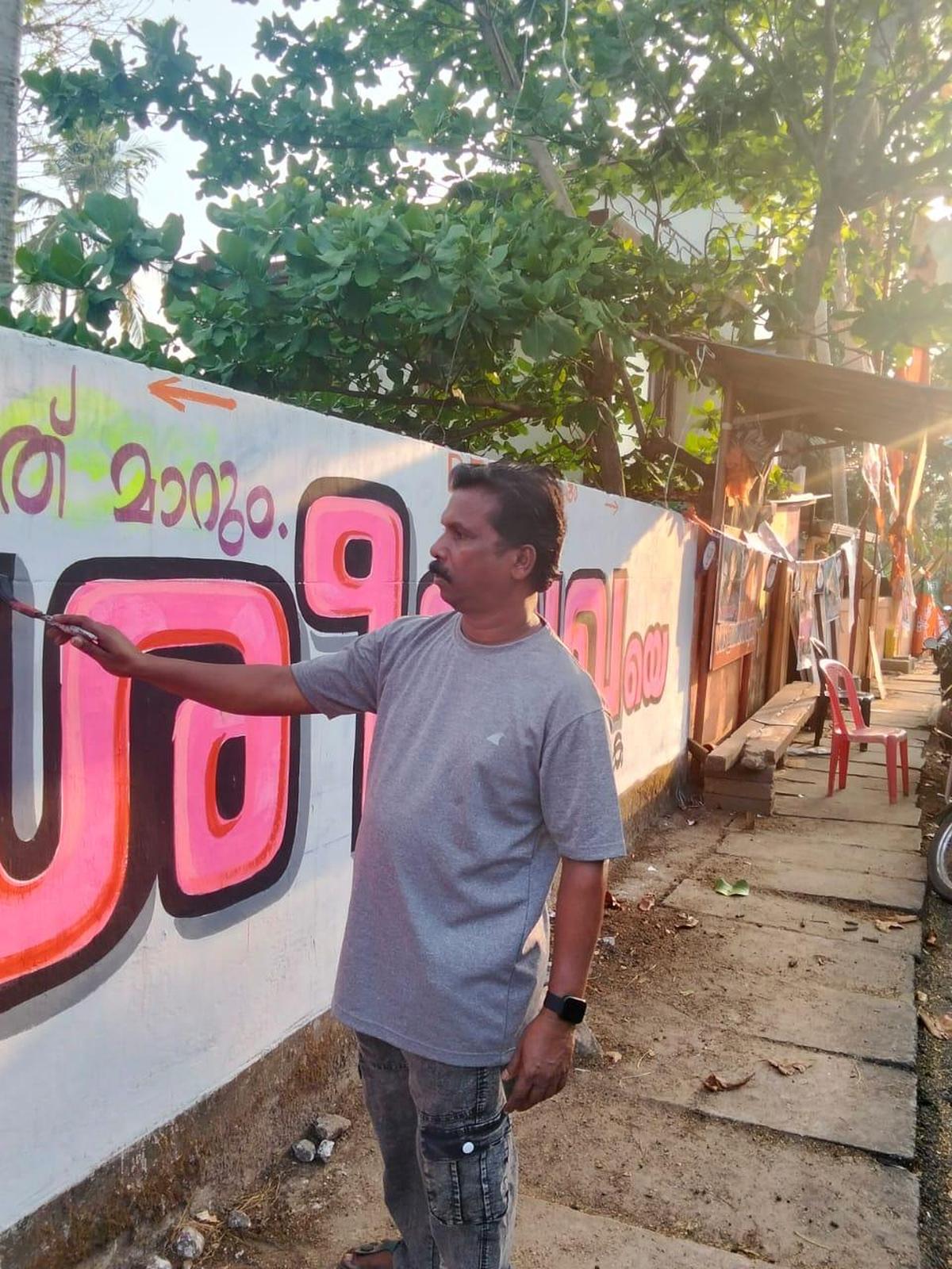 L'artista Robert Sam disegna i graffiti elettorali per il candidato del BJP nel collegio elettorale di Vattiyoorkavu a Thiruvananthapuram