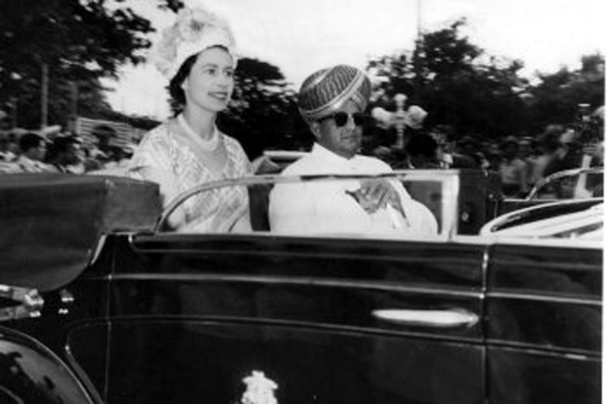 Queen Elizabeth II rides with Maharaja Jayachamarajendra Wadeyar of the erstwhile Mysuru royal family during her visit to Bengaluru, 1961.