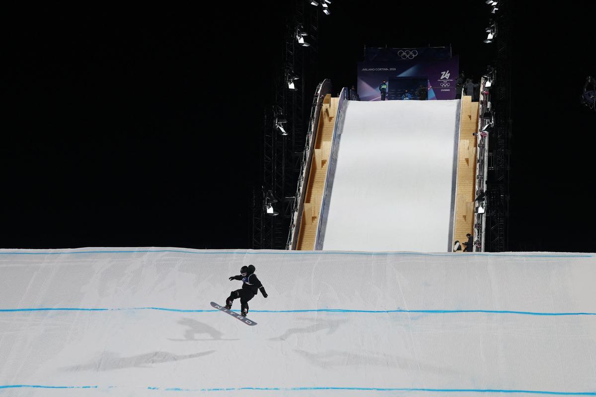 Un esquiador durante la clasificación masculina de snowboard big air en Livigno, Italia, el 5 de febrero de 2026.