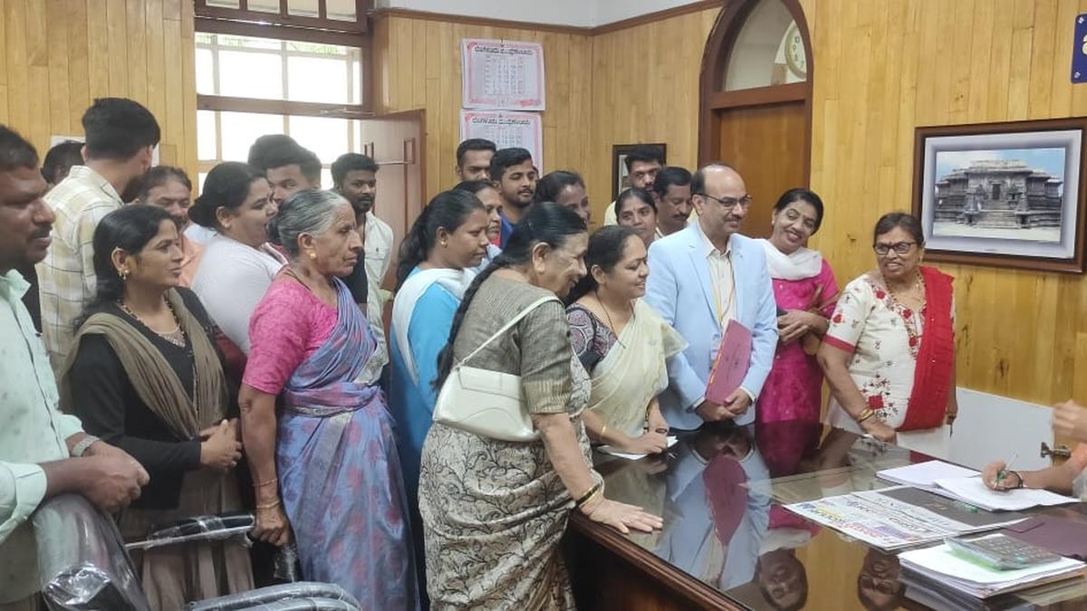 Activists demand improvement of health facilities in Karnataka’s Hassan, submit memorandum to Deputy Commissioner