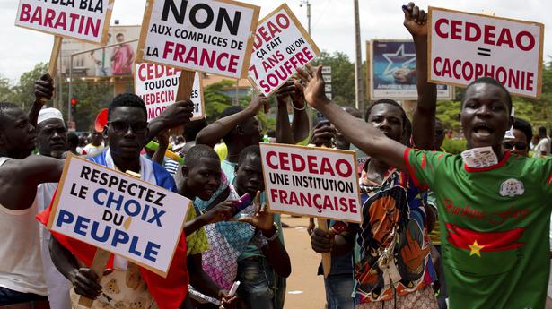 Photo of Le nouveau gouvernement militaire du Burkina Faso rencontre le bloc ouest-africain